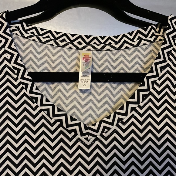 V-Neck Tee (high-low) - Picture 2 of 4